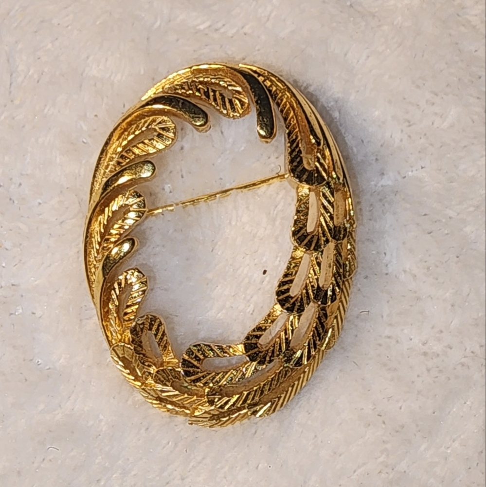 Vintage Trifari Gold-Tone Leaf Wreath Brooch